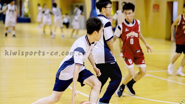 卡片上两只手正在协作传递一张纸，流程内容清晰可见。